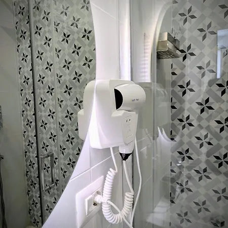 招待所 Incoming Cesare Cortese